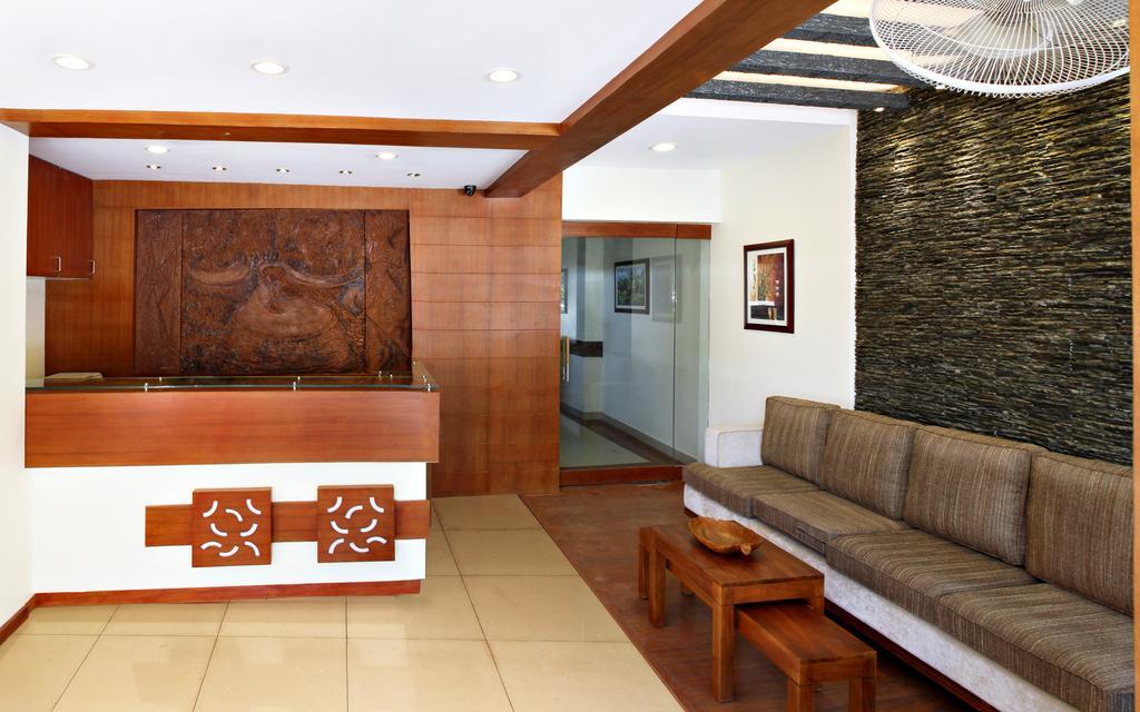 Century Grand Hotel Mananthavady Buitenkant foto