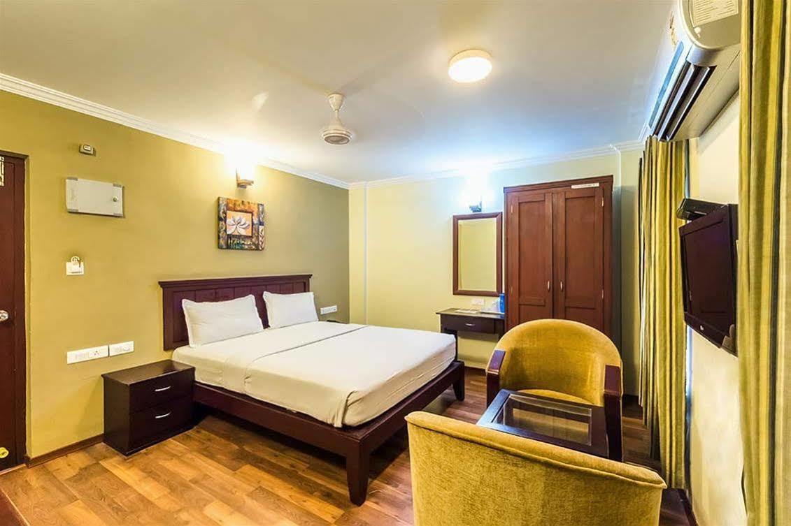 Century Grand Hotel Mananthavady Buitenkant foto