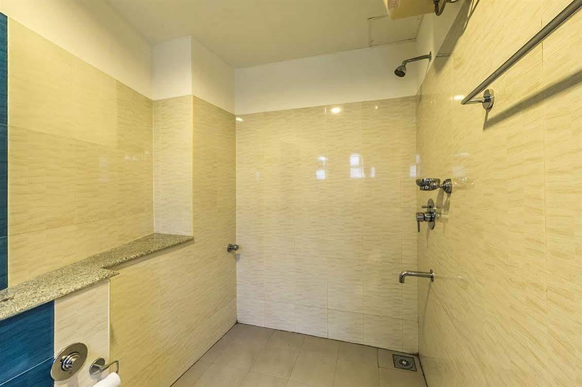 Century Grand Hotel Mananthavady Buitenkant foto