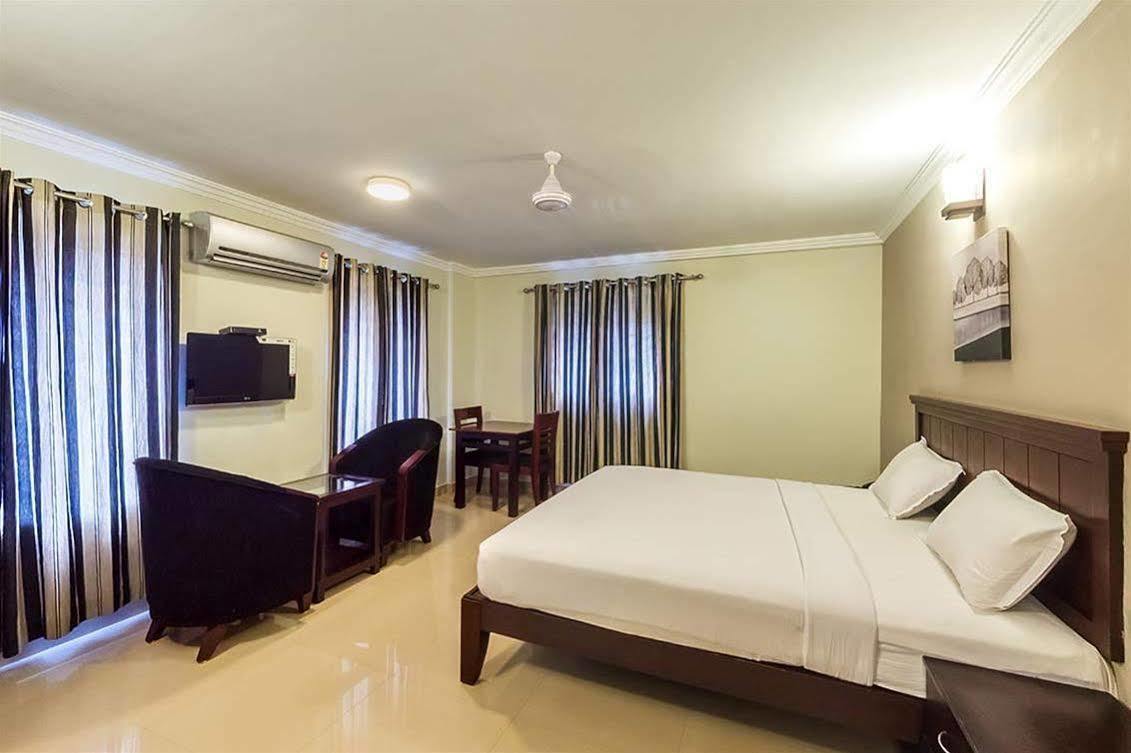 Century Grand Hotel Mananthavady Buitenkant foto