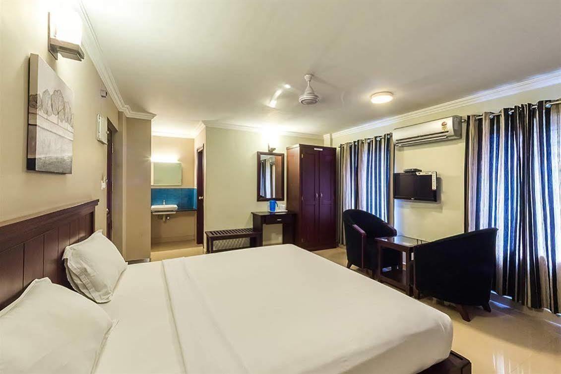 Century Grand Hotel Mananthavady Buitenkant foto